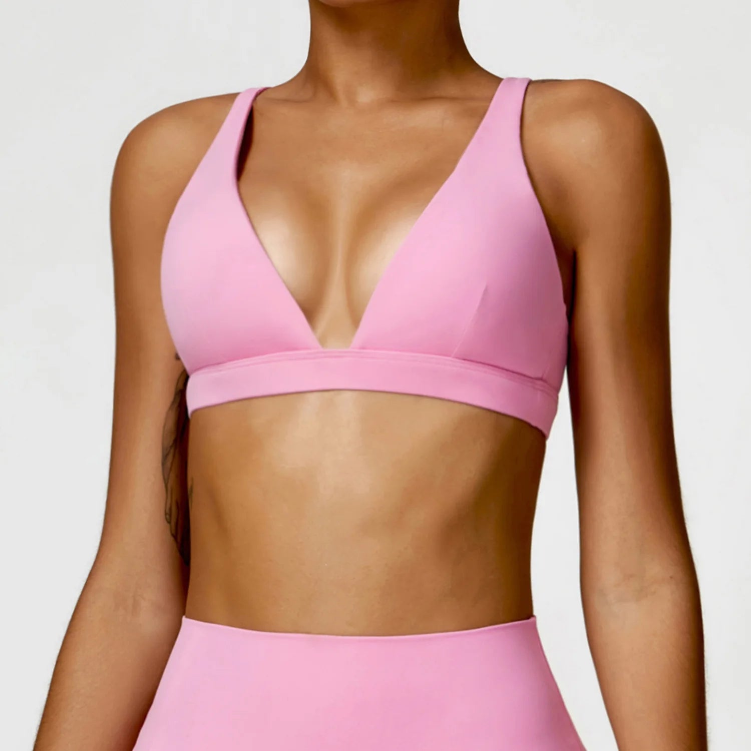 Este top aberto de treino é perfeito para a prática de exercícios físicos. Com design moderno e decote em V, oferece suporte e conforto durante atividades de alta intensidade. Feito com tecido respirável e flexível, o Top V Aberto mantém você fresca e seca enquanto treina