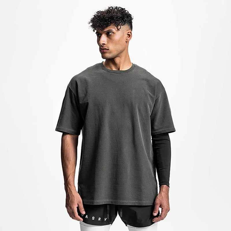 A Camisa Oversized de Treino é perfeita para homens que procuram conforto e estilo durante seus treinos. Com um corte oversize, ela permite mais liberdade de movimento, enquanto seu tecido leve e respirável mantém o corpo seco e fresco. Ideal para treinos intensos e ao ar livre.