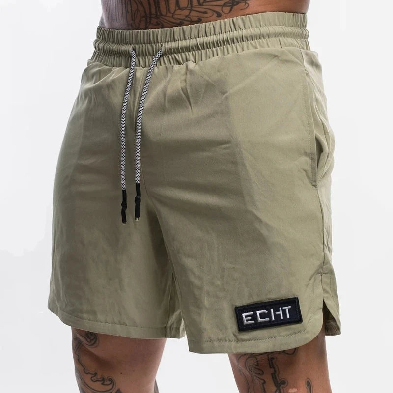 Este calção masculino de treino é perfeito para suas sessões de academia ou corridas ao ar livre. Feito com tecido de secagem rápida, mantém você confortável e seco durante todo o treino. Com o corte ideal para movimentos amplos, alcançará seu melhor desempenho.