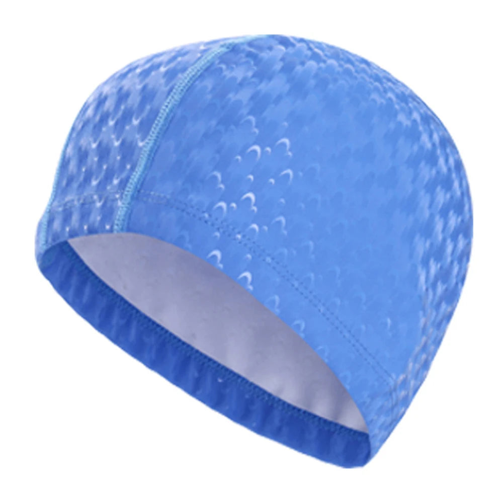 Mantenha seu cabelo seco com a Touca de Natação Texturizada. Com um design texturizado, essa touca evita que os fios se molhem enquanto os protege contra danos causados pelo cloro e outras substâncias químicas da piscina. Sinta-se confiante e confortável durante seus treinos na água