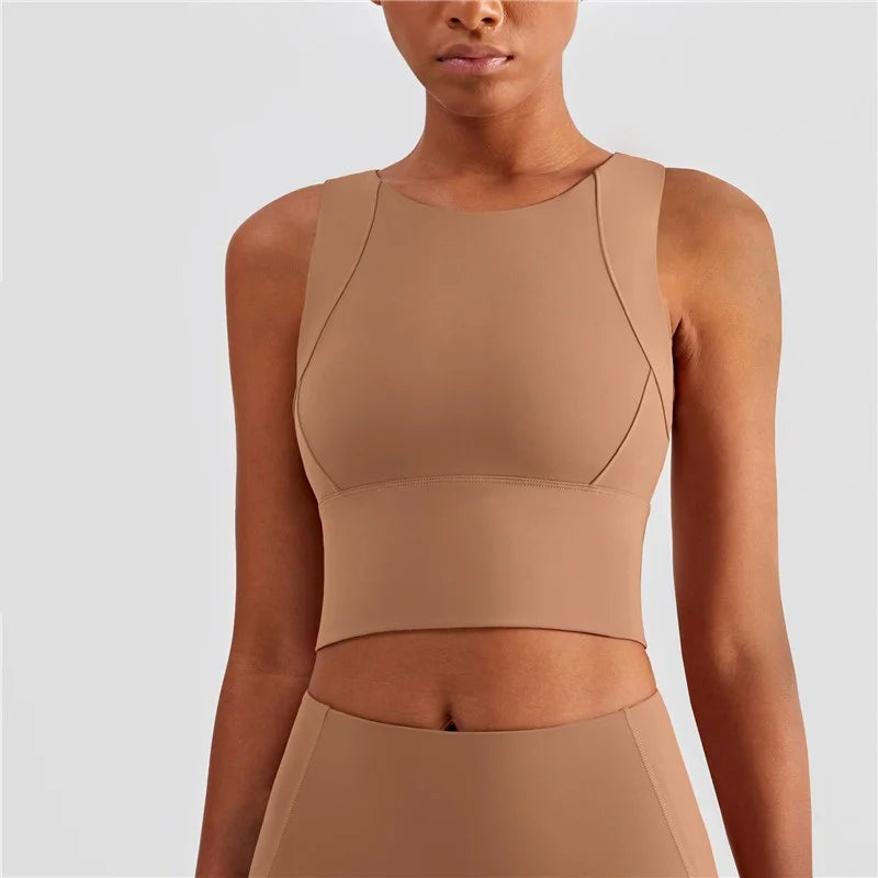 Essa Blusa Cropped com Recorte Frontal é perfeita para seus treinos! Com seu corte moderno e recorte frontal, garante conforto e liberdade de movimento. Ideal para quem busca um look estiloso e funcional. Feita para treinar com estilo e desempenho.