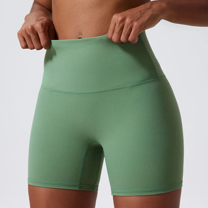 Este Short Cintura Alta de Treino possui cós largo para maior conforto durante o exercício. Design moderno e versátil para treinos de alta intensidade. Feito com tecido resistente e de secagem rápida, garantindo maior durabilidade. Ideal para quem busca conforto e desempenho durante o treino.