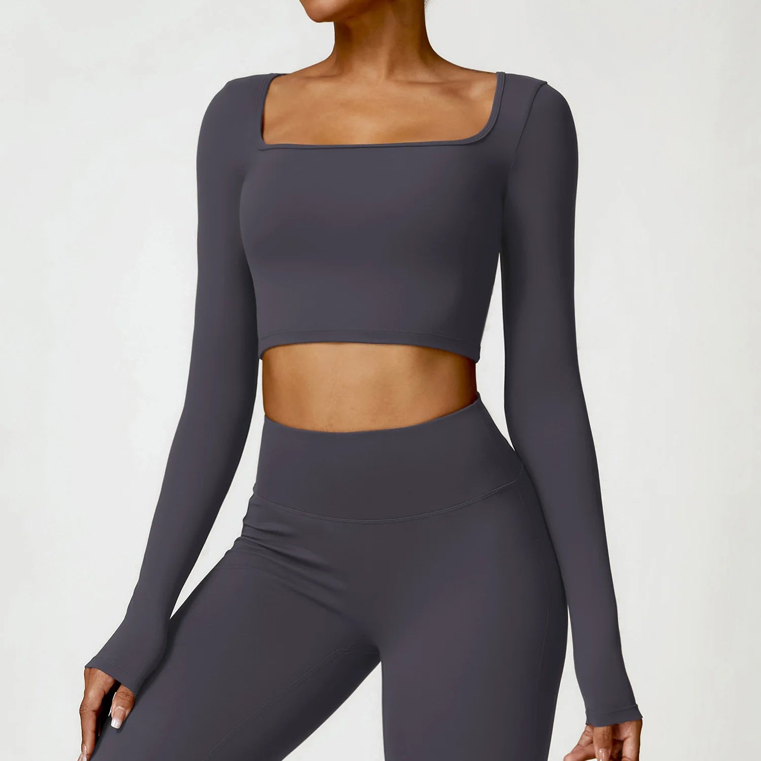 A Blusa Cropped Decote Quadrado de Treino é perfeita para seus treinos, pois proporciona liberdade de movimento e conforto. Seu design moderno e decote quadrado valorizam o corpo durante os exercícios. Ideal para mulheres que buscam estilo e praticidade durante os treinos.