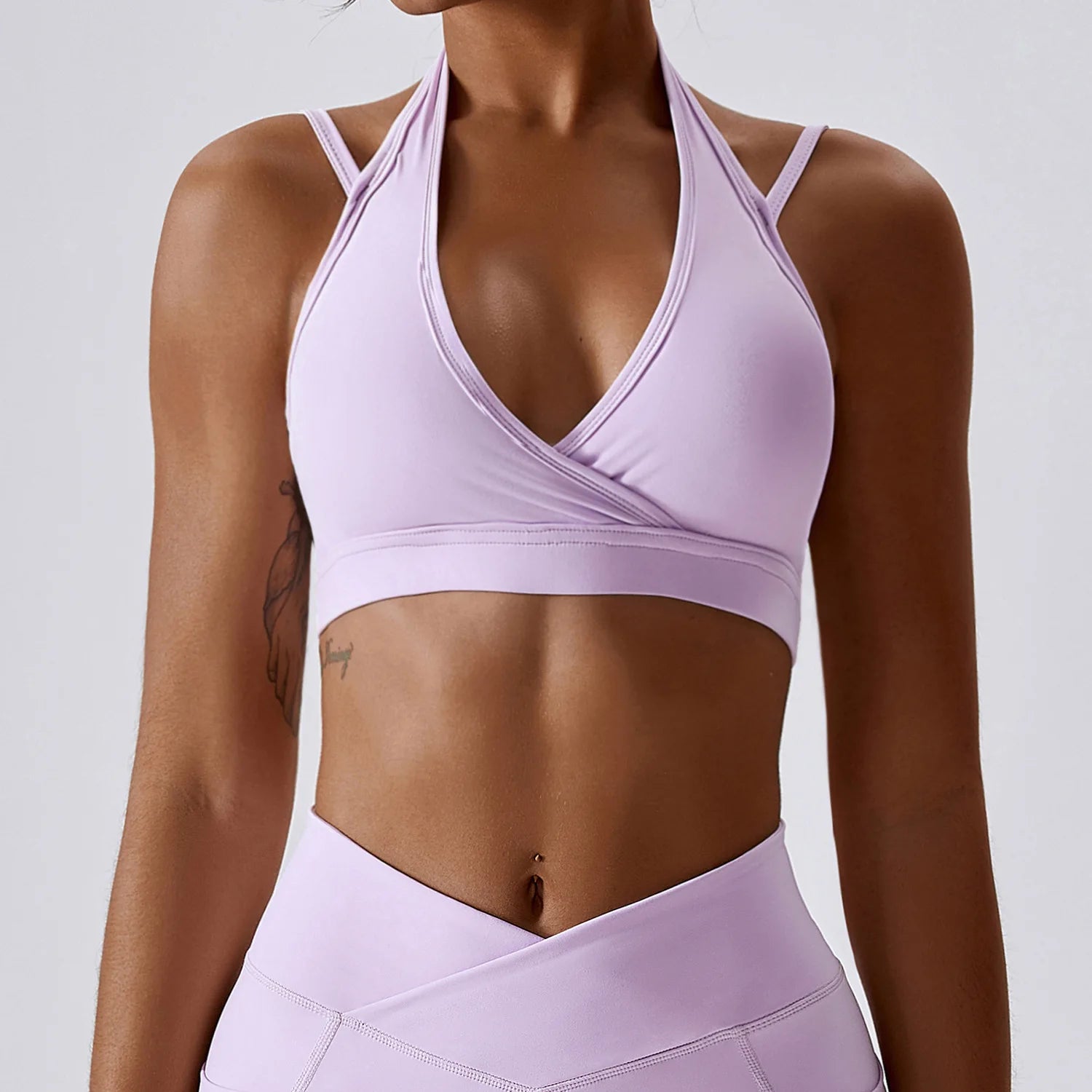 Este top de treino possui decote em V, proporcionando um visual moderno e confortável. Ideal para atividades físicas, oferece suporte e liberdade de movimento. Feito com tecido de alta qualidade, garantindo durabilidade e conforto durante o uso. Perfeito para todos os tipos de treino