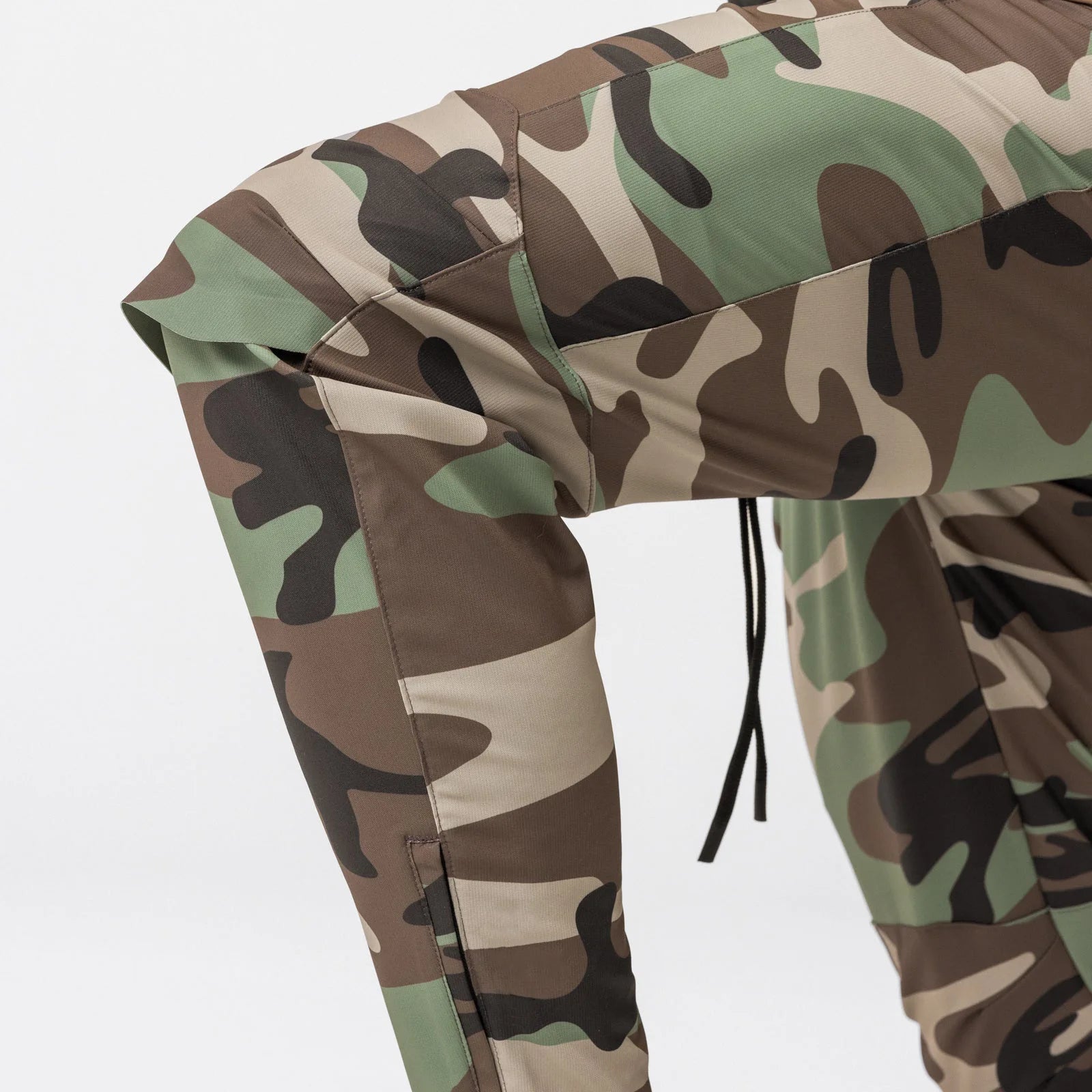 Pantalón deportivo de entrenamiento con detalle en la rodilla