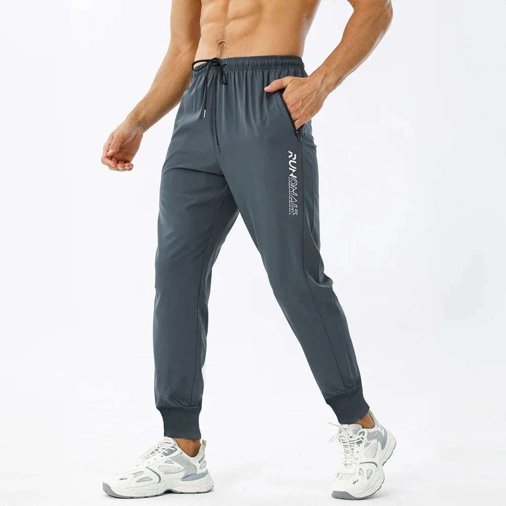 A Calça Masculina para Corrida com Bolso é a opção perfeita para os corredores que desejam praticidade e conforto. Com um bolso estrategicamente posicionado, você pode guardar seus pertences com segurança enquanto se exercita. Feita com materiais de alta qualidade, ela oferece uma excelente performance durante seu treino.