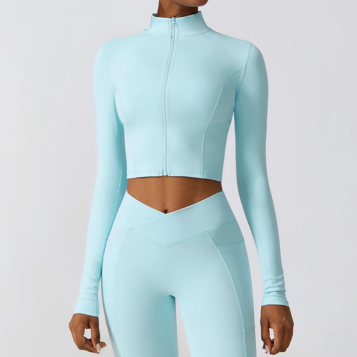 Esta blusa possui um estilo cropped e possui uma jaqueta acoplada, criando uma peça única e versátil para seu guarda-roupa. Com design moderno e prático, esta blusa é perfeita para diversas ocasiões e trará conforto e estilo para o seu dia a dia.