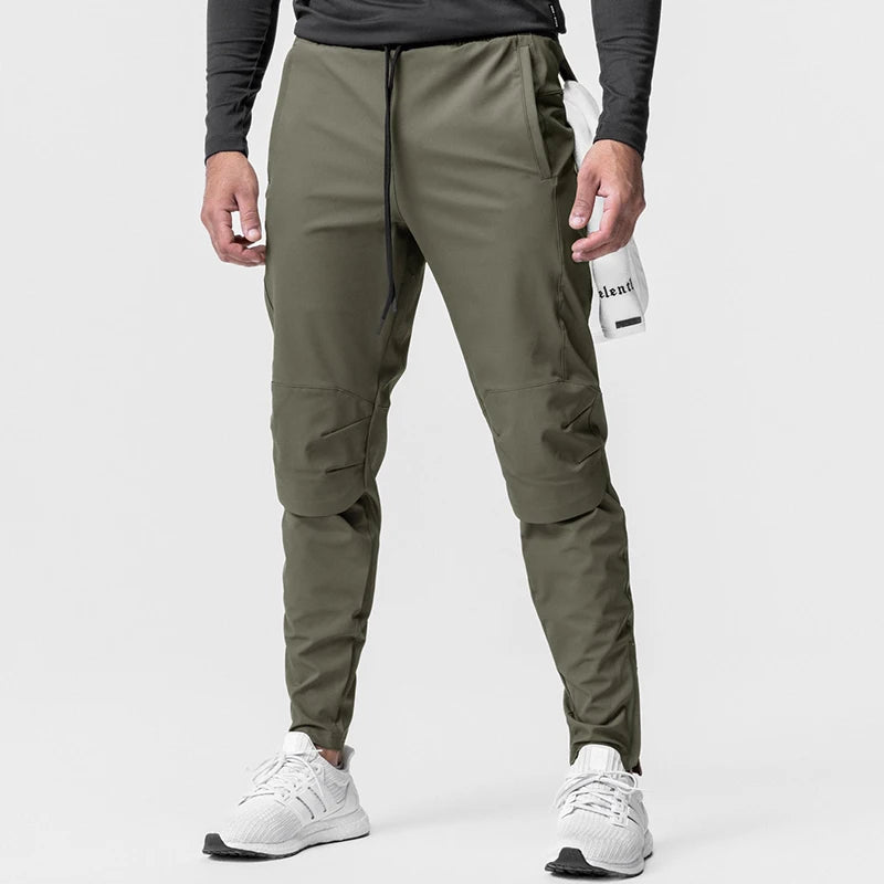 Esta calça esportiva masculina é ideal para treinos, pois possui detalhes de reforço no joelho, garantindo maior durabilidade e conforto. Seu design moderno e tecido respirável permite maior liberdade de movimento e praticidade durante a atividade física.