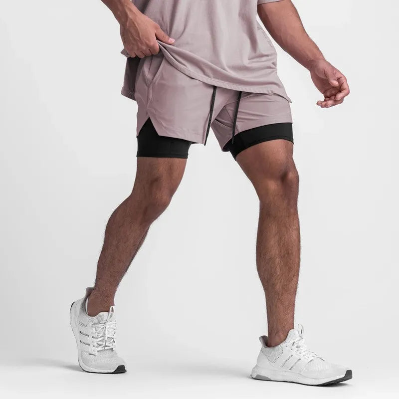 Aprimore sua prática com o Short Masculino Duplo de Treino. Desenvolvido para garantir máxima performance, esse short oferece durabilidade e conforto em dobro. Aproveite ao máximo seu treino com esse short de alta qualidade.
