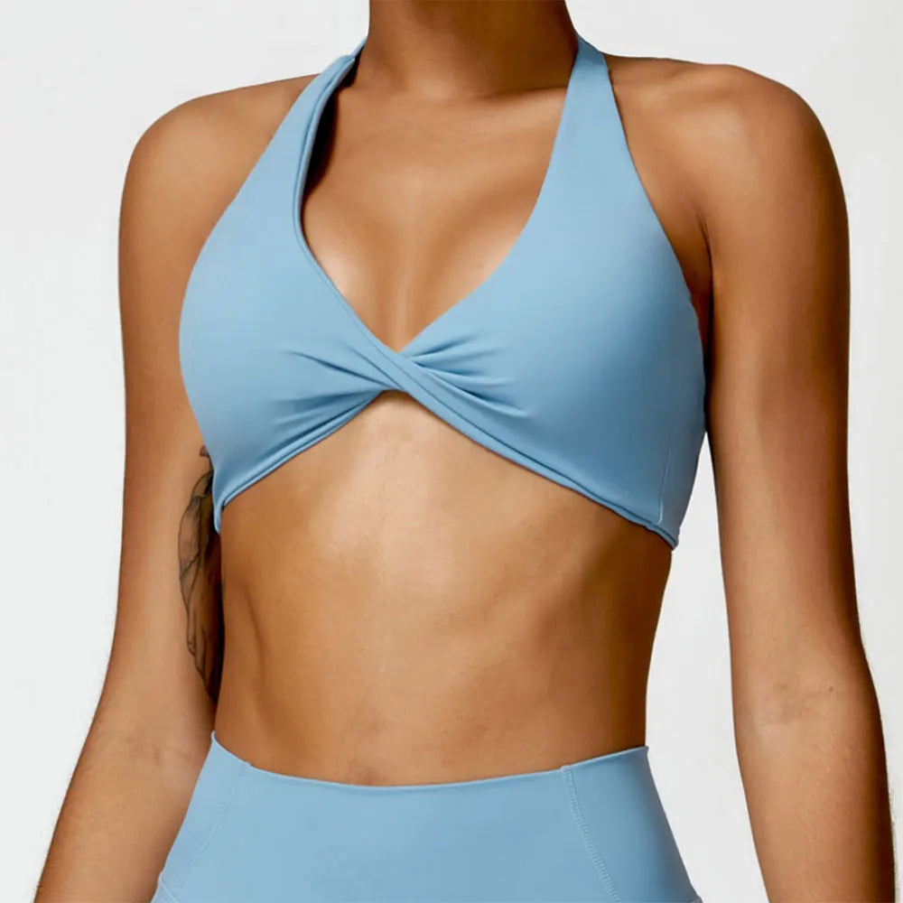 O Top Cruzado na Frente é uma peça de vestuário essencial para qualquer guarda-roupa. Com um design moderno e versátil, este top atemporal é perfeito para qualquer ocasião. Feito com materiais de alta qualidade e um ajuste confortável, você se sentirá elegante e confiante ao usá-lo. Adicione este top à sua coleção e tenha uma peça versátil e estilosa sempre à mão
