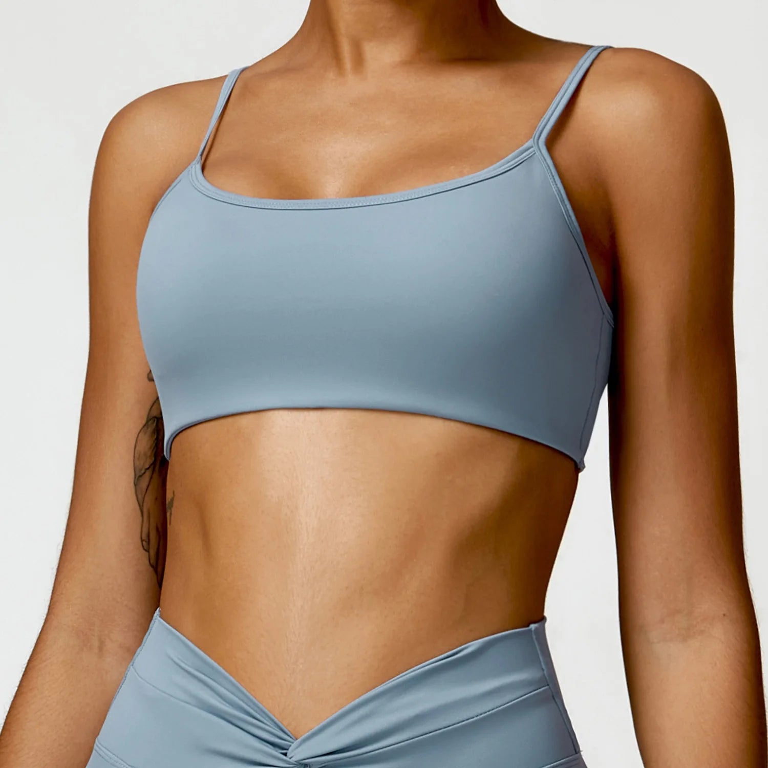 Este top reto é perfeito para treinos, com uma elegante costas transpassada que proporciona liberdade de movimento e suporte. Projetado para oferecer conforto e estilo em seus exercícios, mantendo você em movimento sem limitações. Ideal para treinos intensos ou casuais.