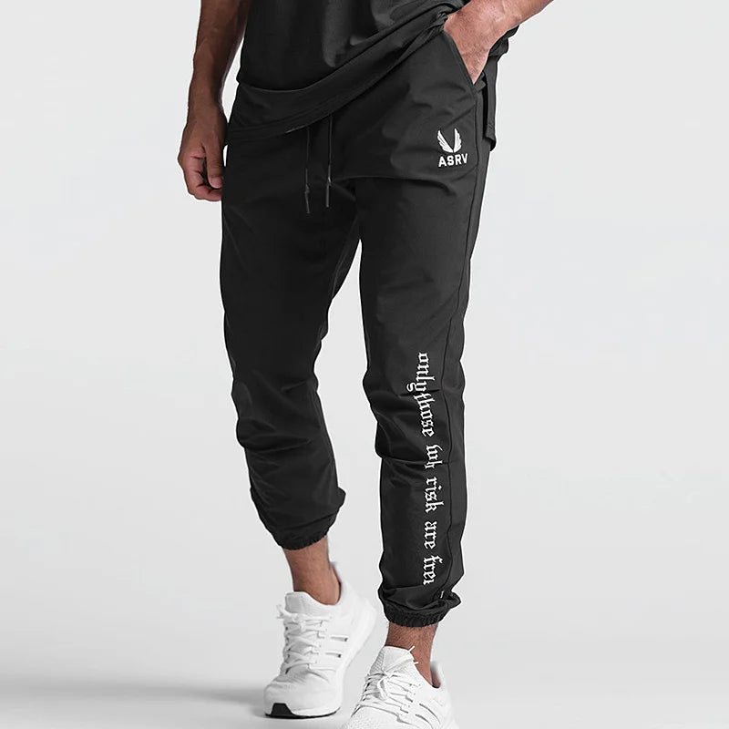 Esta calça masculina é perfeita para quem busca praticidade e estilo. Com tecido de secagem rápida, ela é ideal para atividades físicas ou dias quentes. O bordado dá um toque único e sofisticado à peça. Leve e confortável, é a escolha certa para qualquer ocasião.