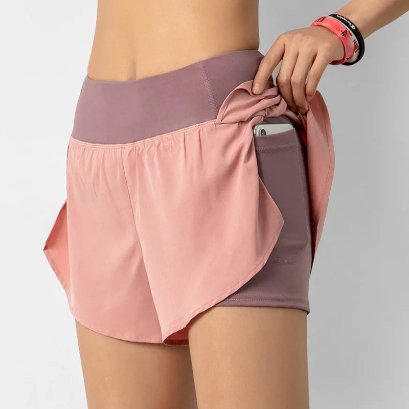 Desfrute de conforto e liberdade de movimento com nosso Short Duplo Feminino de Corrida. Com tecido leve e respirável, ele possui cós elástico e bolsos laterais para armazenar seus pertences durante a corrida. Seu design tecnológico e duplo forro garantem maior suporte e segurança durante os treinos.