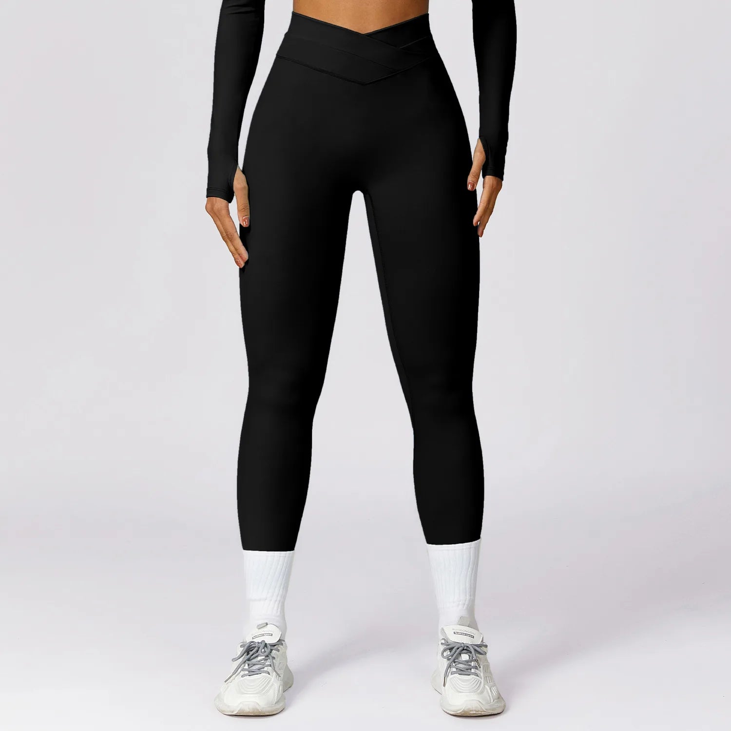 A Calça Legging com Cós Transpassado é feita com material leve e macio, proporcionando conforto durante seus exercícios. Seu cós transpassado oferece maior suporte e ajuste perfeito ao corpo. Ideal para seus treinos diários e para um look casual. 