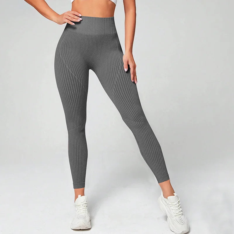 A Calça Legging Canelada é confortável, macia e possui uma textura canelada que confere estilo e conforto. Seu material elástico se ajusta perfeitamente ao corpo, proporcionando liberdade de movimento. Com um design moderno e versátil, é uma ótima opção para atividades físicas e looks casuais