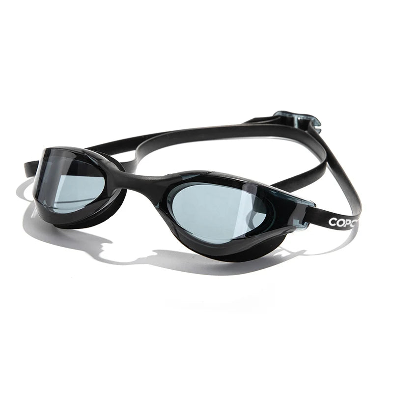 Desenvolvido para garantir uma visão clara e confortável em suas nadadas, o Óculos de Natação Profissional com Regulagem oferece lentes com proteção UV e ampla visão, além de um sistema de fácil ajuste que proporciona maior segurança e desempenho. Aproveite ao máximo sua prática de natação com este óculos profissional.