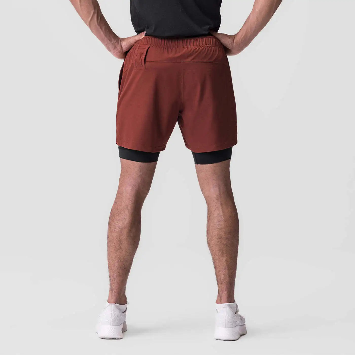 Pantalón corto doble transpirable con bolsillo lateral y cremallera.