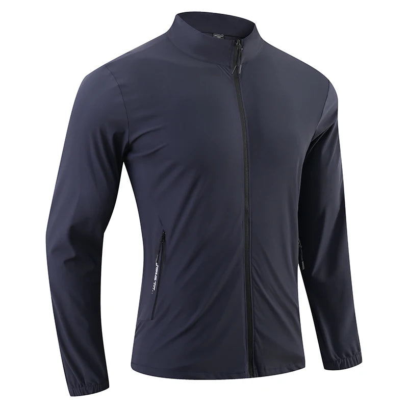 A jaqueta de corrida com secagem rápida oferece conforto e praticidade durante seus treinos e corridas. Com tecido de secagem rápida, mantém você seco e fresco por mais tempo. Seu design leve e respirável permite maior liberdade de movimento, para que você possa se concentrar em sua performance. 