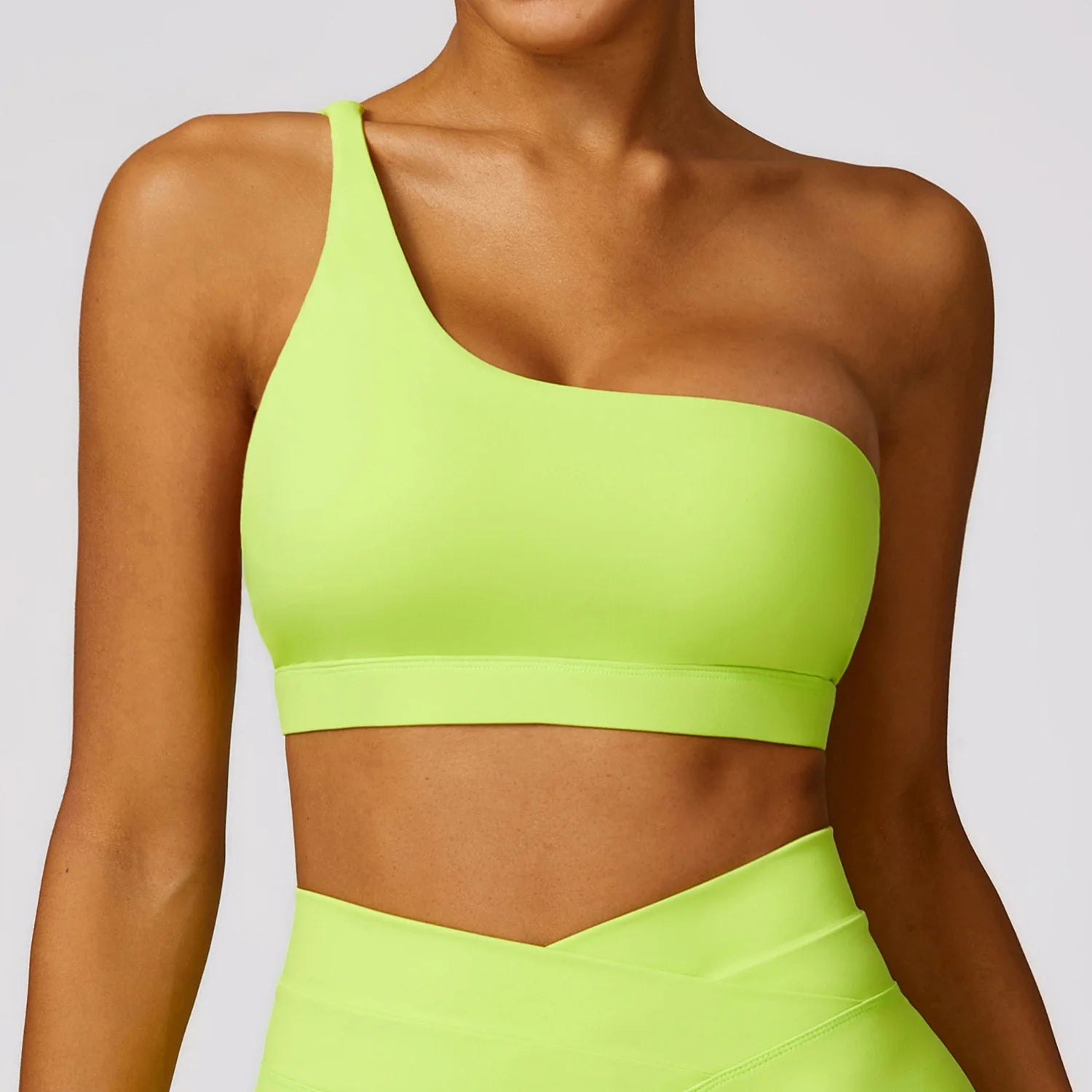 O Top Lado Único é a escolha perfeita para quem busca conforto e estilo. Com um design único e inovador, esse top oferece suporte e segurança durante os exercícios. Desfrute de um ajuste perfeito e liberdade de movimentos com o Top Lado Único.