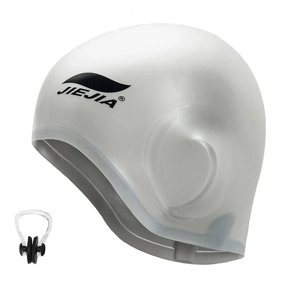 A touca de natação com espaço para orelha é a escolha ideal para os nadadores que precisam manter os ouvidos secos durante o treinamento. Com esse novo design, você pode evitar a entrada de água nos ouvidos e se concentrar completamente na sua técnica de natação. Garanta uma prática mais eficiente e confortável com esta touca exclusiva.