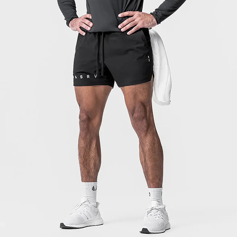 Este é o Short Masculino de Treino com Recorte Lateral. Perfeito para atividades físicas e treinamentos, seu design com recortes laterais proporciona maior liberdade de movimento e respirabilidade. Feito com materiais de alta qualidade, garante conforto e durabilidade. Ideal para homens que buscam desempenho e estilo. 