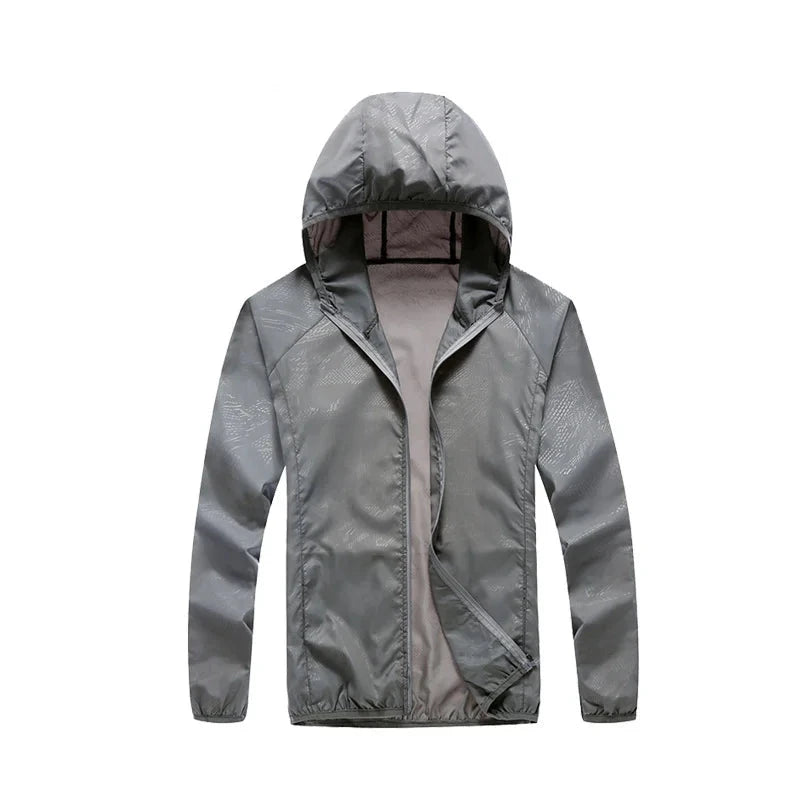 Esta jaqueta impermeável é perfeita para corredores que precisam treinar em qualquer tipo de clima. Feita com tecido resistente à água e respirável, mantém o corpo seco e confortável durante a corrida. Com design leve e ajuste perfeito, garante liberdade de movimento e alto desempenho