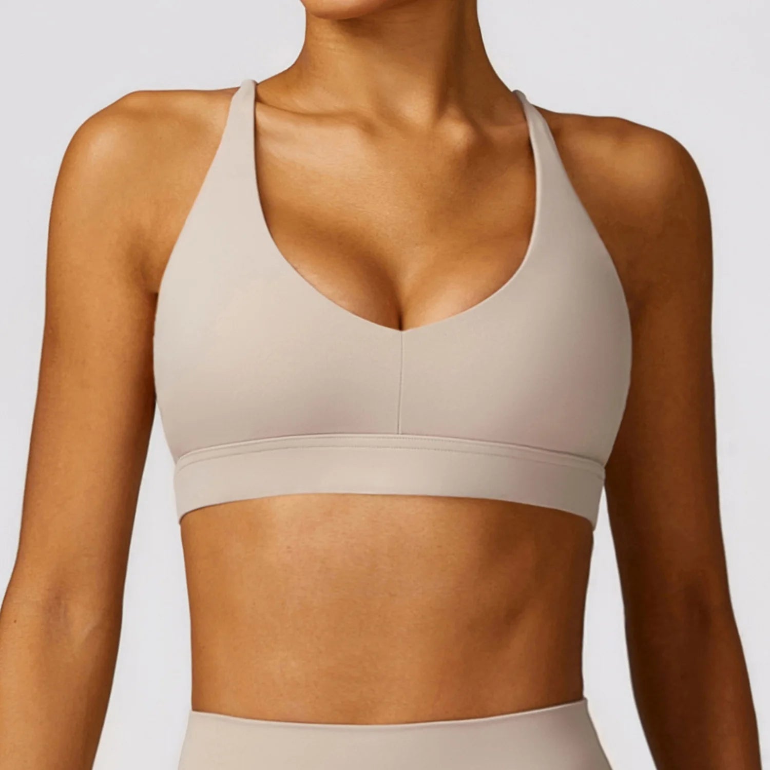 Feito com material de alta qualidade, o Top Decote V oferece conforto e resistência durante os treinos. Com design elegante e decote em V, permite melhor movimentação e suporte. Ideal para intensificar os exercícios e alcançar melhores resultados. 