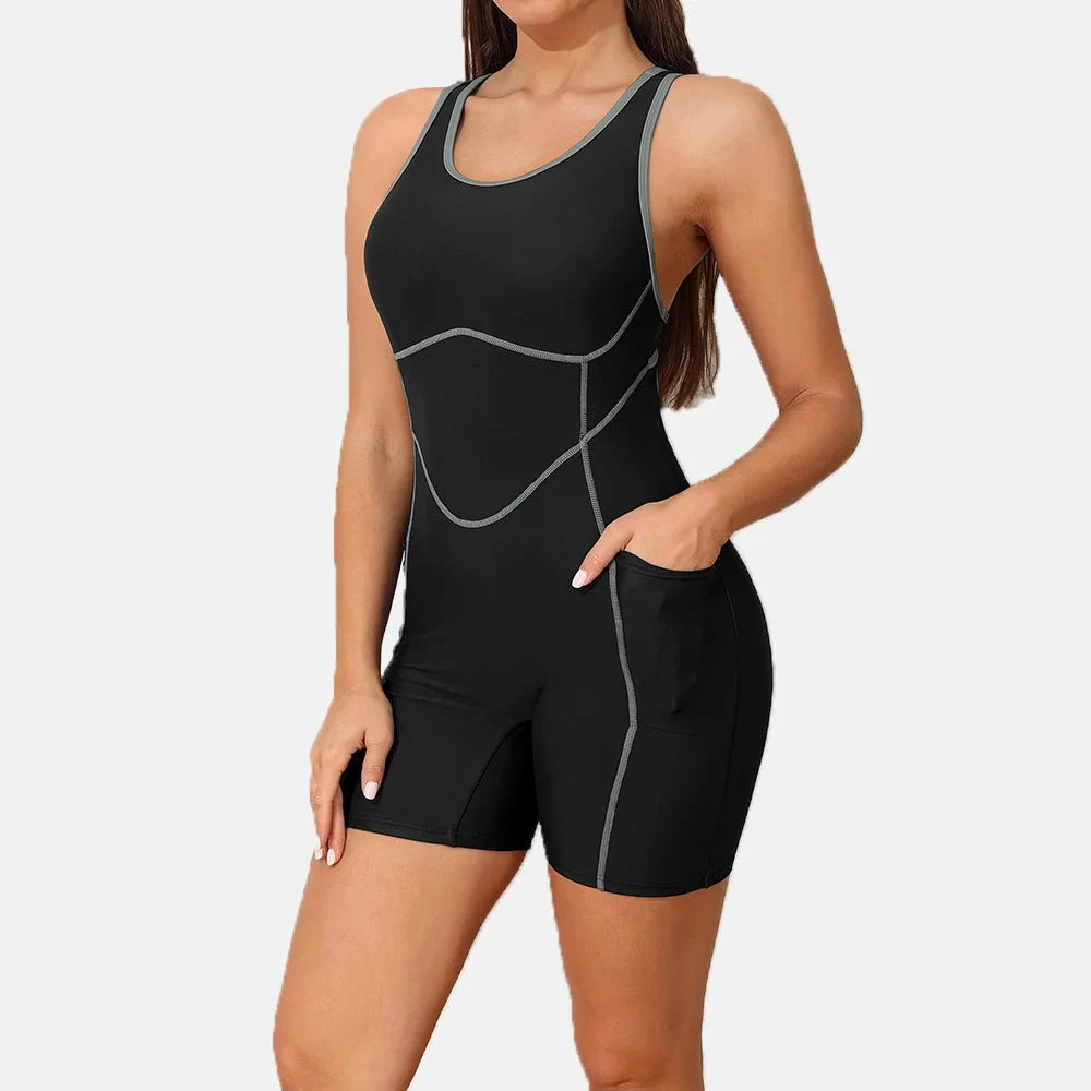 O Maiô de Natação com Bolso Lateral é uma excelente opção para os praticantes de natação que procuram conveniência e conforto. Possui um bolso lateral ideal para guardar pequenos objetos durante o treino, permitindo maior liberdade de movimento. Com design moderno e tecido resistente, é perfeito para treinos e competições.