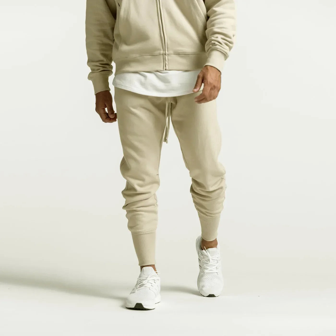 Essa é uma calça masculina jogger de moletom feita especialmente para treinos. Seu design moderno e confortável permite maior liberdade de movimento durante exercícios. Mantenha-se confortável e estiloso com nossa calça de moletom para treino