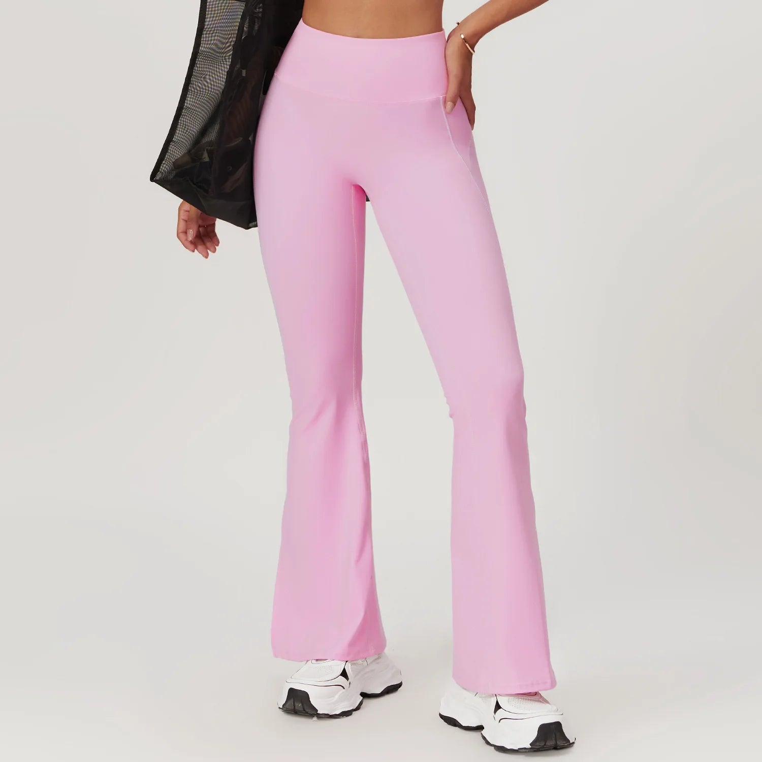 A Calça Legging Flare é a escolha perfeita para combinar conforto e estilo em seus treinos. Com seu tecido elástico e modelagem flare, esta calça oferece maior liberdade de movimento e ainda garante um visual moderno e elegante. Ideal para qualquer atividade física, esta calça proporciona conforto e praticidade.