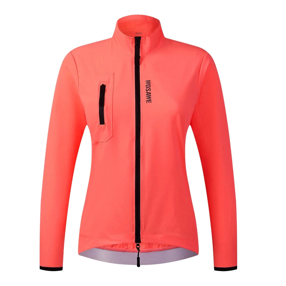 A jaqueta feminina de corrida com gola alta é a opção ideal para proteger-se do vento e do frio durante suas corridas. Seu design leve e confortável permite maior liberdade de movimento, enquanto a gola alta proporciona proteção extra para o pescoço. Perfeita para quem leva o esporte a sério.