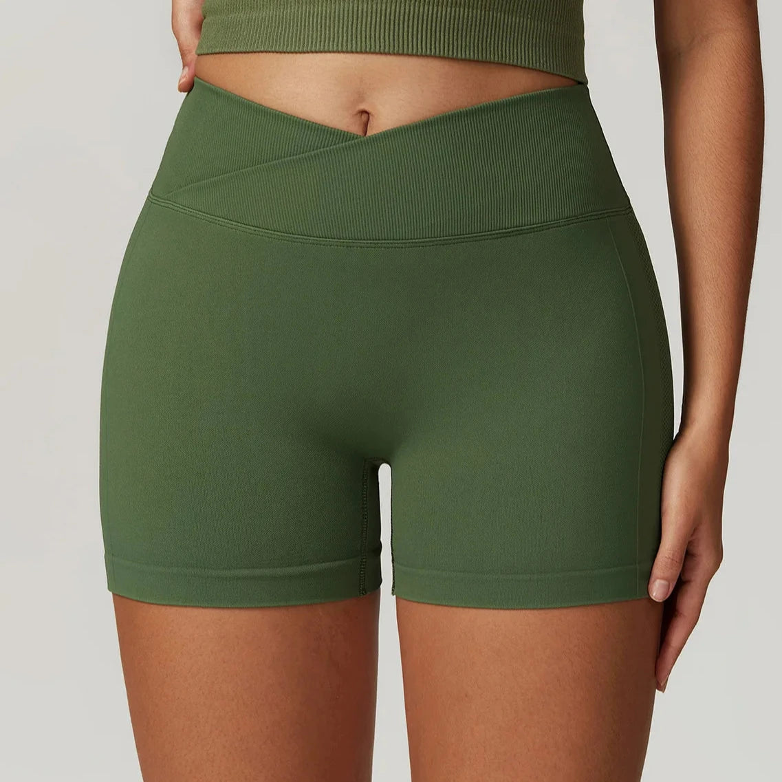 O Short Cós Transpassado de Treino é perfeito para suas atividades físicas. Seu cós especial oferece maior suporte e conforto, permitindo que você se mova livremente sem se preocupar com o short cós caindo. Ideal para treinos intensos, oferece praticidade e segurança.