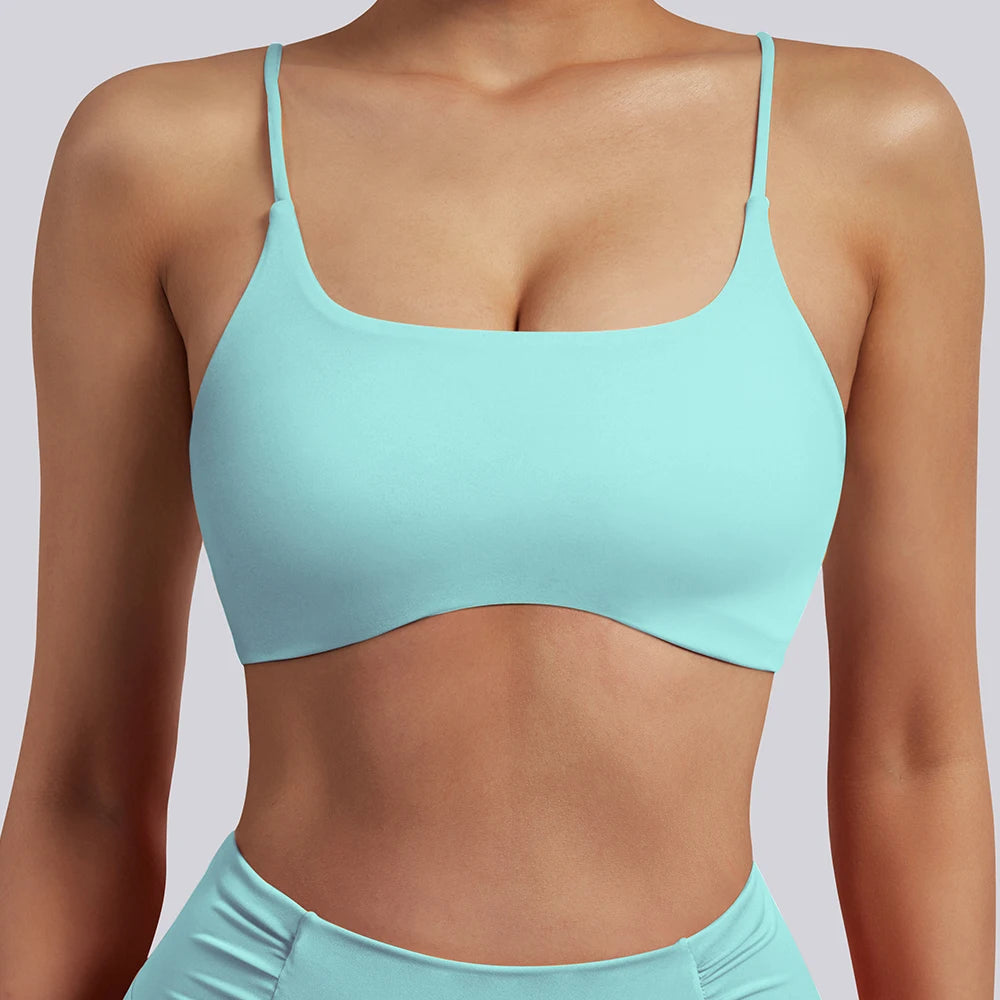Este top é perfeito para qualquer tipo de atividade física, pois possui costas cruzadas que oferecem um excelente suporte e conforto. Com um design moderno e ajuste perfeito, ele é ideal para você se movimentar com liberdade e estilo. Aproveite o máximo dos seus treinos com esse top.