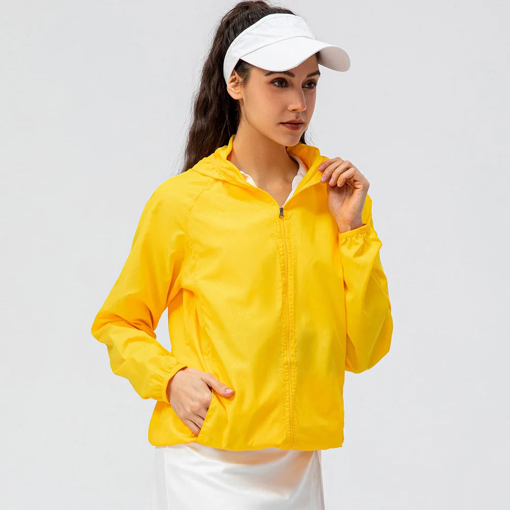 Esta Jaqueta Corta Vento Feminina é perfeita para proteger você do vento e da chuva durante suas atividades ao ar livre. Com seu design leve e resistente, proporciona conforto e liberdade de movimento. Além disso, sua tecnologia de secagem rápida mantém você seca em qualquer clima, tornando-a a escolha ideal para se manter ativa.