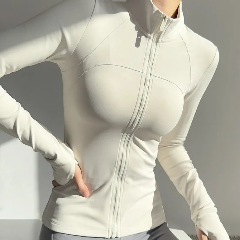 Eleve seus treinos com nossa Jaqueta Esportiva Feminina com Zíper! Possui manga longa de secagem rápida e proteção solar, garantindo conforto e segurança em qualquer atividade. Com estilo esportivo e zíper frontal, é a escolha perfeita para quem busca praticidade e elegância no dia a dia.