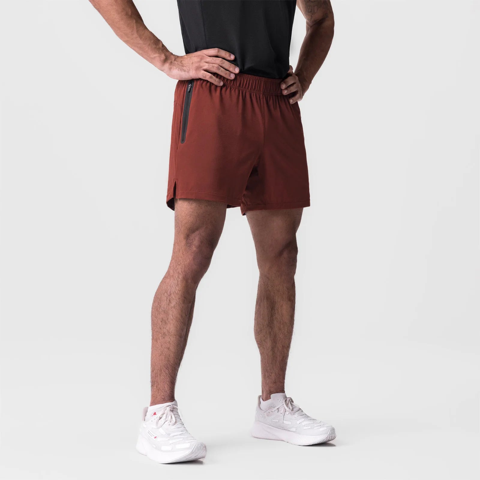 O Short Respirável Duplo com Bolso Lateral e Zíper possui duas camadas de tecido respirável que mantém o atleta confortável e seco durante os exercícios mais intensos. Possui um bolso lateral com zíper para armazenar pequenos objetos com segurança. Ideal para treinos e competições.